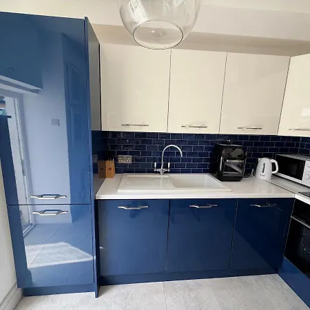 Modern 1 Bedroom Oasis Apartment *