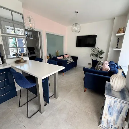 Modern 1 Bedroom Oasis Apartment *
